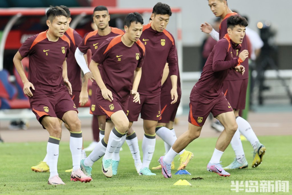 紧张激烈的比赛,球员们全力以赴争夺胜利 紧张激烈的比赛,球员们全力以赴争夺胜利